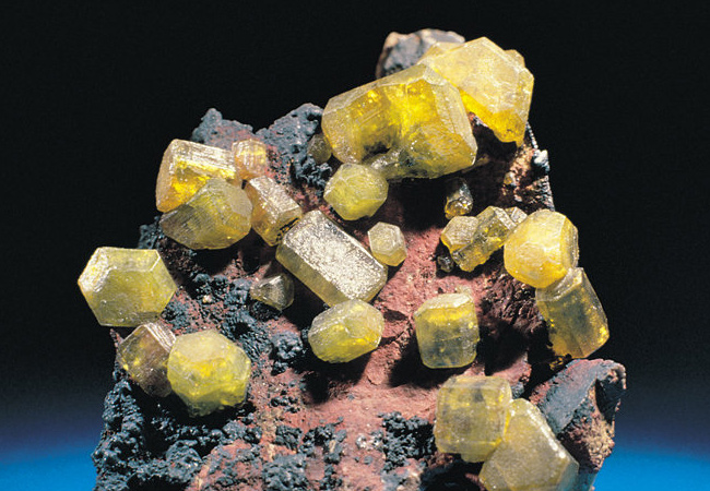 Mimetita-M de Johanngeorgestadt, Sajonia (Alemania). Cristales de hasta 2 cm. De principios de siglo XIX. 354 MHMFBG. Foto: M. Sanchís